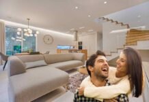 interno casa elegante e coppia felice