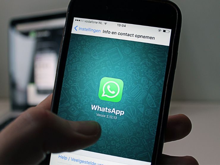 logo di whatsapp su smartphone