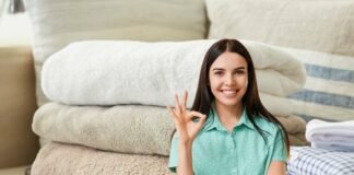 asciugamani e donna che fa ok