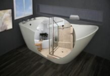 6 consigli che gli esperti danno se si vuole passare dalla vasca alla doccia: sono tutti fondamentali vasca da bagno come sfondo e doccia in primo piano