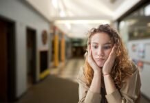 sfondo di scuola e ragazza triste