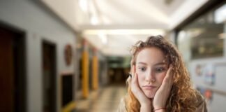 sfondo di scuola e ragazza triste