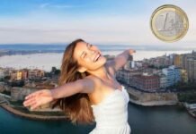 Qui spendi 1 euro per una vacanza da sogno: l’annuncio manda in visibilio gli italiani donna felice, sfondo di mare e un euro