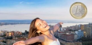 donna felice, sfondo di mare e un euro