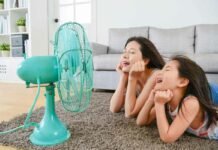 Se vuoi casa fresca usando solo il ventilatore è qui che devi posizionarlo: sentirai subito la differenza mamma e figlia sdraiati davanti ad un ventilatore