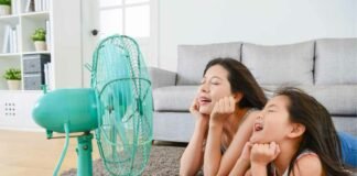 mamma e figlia sdraiati davanti ad un ventilatore