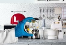 È questo l’elettrodomestico più sporco che abbiamo in cucina: non è il forno questa volta mano di un medico che mantiene un vetrino con batteri in una cucina