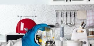 mano di un medico che mantiene un vetrino con batteri in una cucina