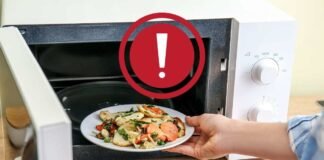 simbolo di pericolo e persona che mette del cibo nel microonde