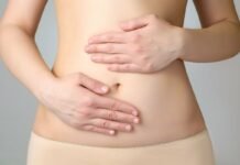 donna con mani sulla pancia