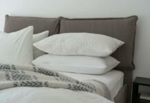 letto con cuscini