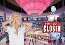 vista dall'alto di centro commerciali con negozi, scritta "closed" e donna arrabbiata