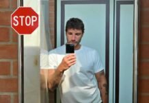 Stefano De Martino, adesso è davvero finita: fan disperati stefano de martino selfie e segnale stop