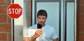 stefano de martino selfie e segnale stop