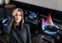 donna preoccupata e fornelli a gas