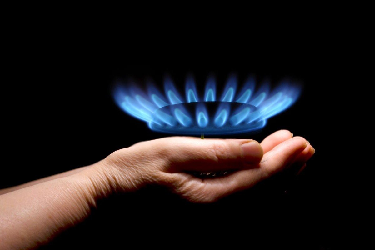 mano che mantiene un fornello a gas