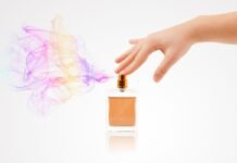 mano che spruzza profumo