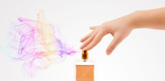 mano che spruzza profumo