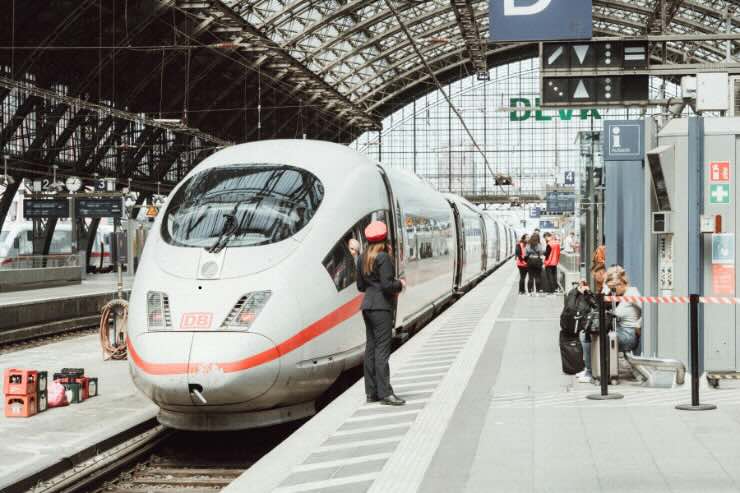 treno fermo alla stazione