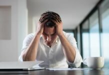 Se lo fai prima delle vacanze estive sei nei guai: 10 mila euro di multa! uomo amareggiato che legge su un tavolo