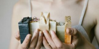 donna che mantiene in mano dei pezzi di sapone