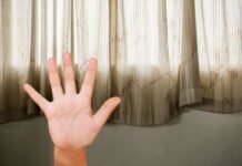 5 idee originali per riutilizzare in casa delle vecchie tende: darai vita a delle vere novità mano che fa numero 5 e vecchia tenda