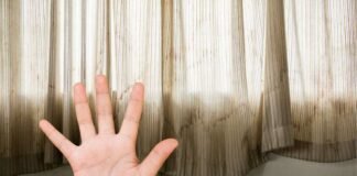 mano che fa numero 5 e vecchia tenda