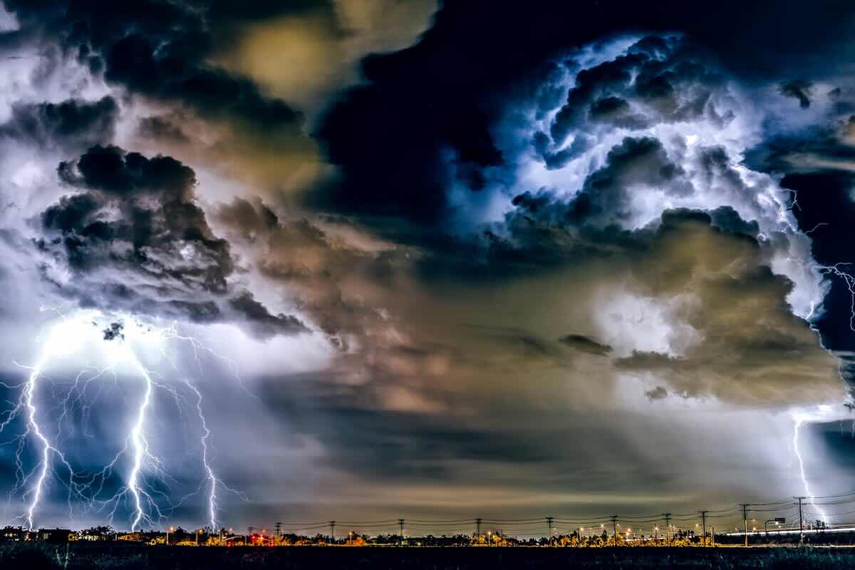 cielo minaccioso con nuvole e fulmini