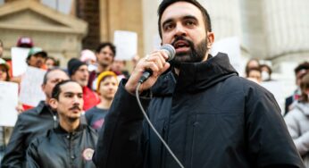Il candidato sindaco che sfida l’establishment e sbarca alle primarie di New York: chi è il 33enne Zohran Mamdani