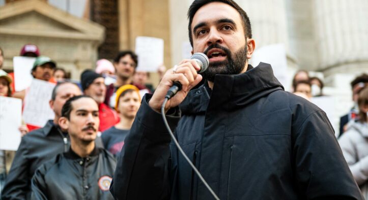 Il candidato sindaco che sfida l’establishment e sbarca alle primarie di New York: chi è il 33enne Zohran Mamdani