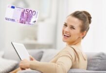Accredito di 500 euro su conto corrente, arriva il regalo estivo: a chi spettano donna felice pc 500 euro
