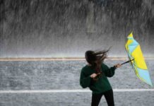 pioggia forte e donna con ombrello