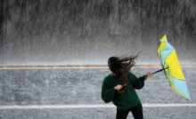 pioggia forte e donna con ombrello
