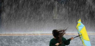 Il meteo fa le bizze, occhio a questa data: chiudetevi in casa per l’arrivo dei temporali pioggia forte e donna con ombrello