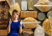 generai alimentari vari e donna con pollice in su