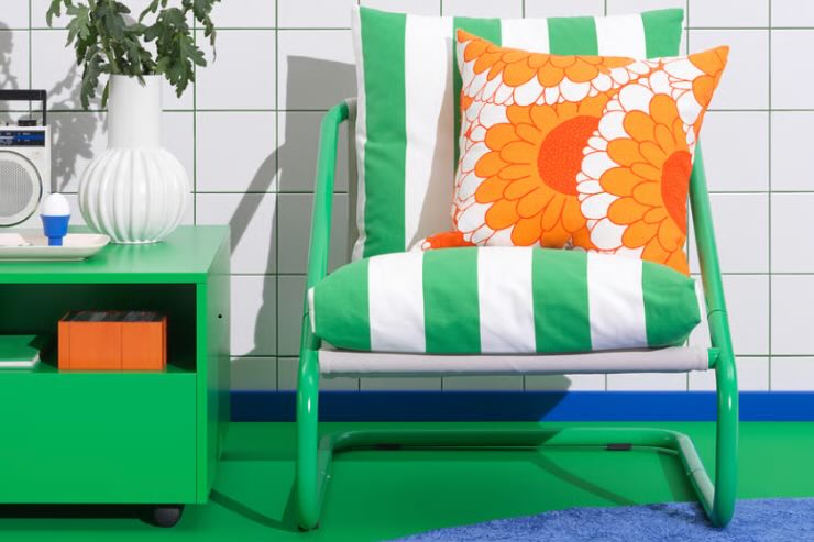 sedia verde e bianca con cuscino arancione di Ikea