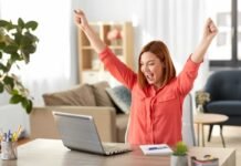Stipendio da oltre 10 mila euro per 32 ore di lavoro al mese, ora si può: come fare donna felice al pc con braccia alzate