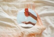 La crema solare ha macchiato costumi e vestiti? Fai così ed elimini ogni alone maglietta macchiata e mano che mette crema solare