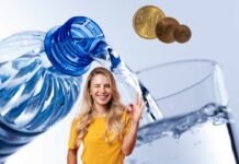 Acqua minerale, è questa la migliore in assoluto: costa solo 0,17 euro al litro donna felice, bottiglia di acqua, bicchiere, 17 centesimi