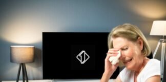 tv con logo Italia 1 e donna che piange