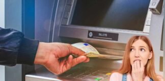 Bancomat, guai a prelevare questa cifra: se lo fai l’Agenzia delle Entrate ti rovina mano che preleva soldi e donna preoccupata