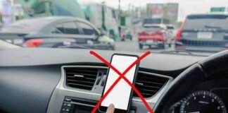 smartphone in auto con x rossa sopra