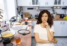 donna che pensa a come riordinare la cucina