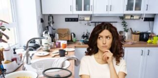 donna che pensa a come riordinare la cucina