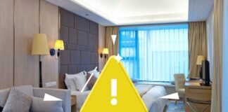 camera d'hotel e segnale di pericolo