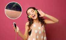 donna che ascolta musica e braccio con pelle d'oca