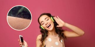 donna che ascolta musica e braccio con pelle d'oca