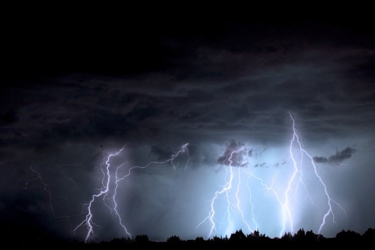 nuvole cariche di pioggia e fulmini