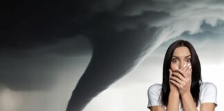 tornado e donna spaventata