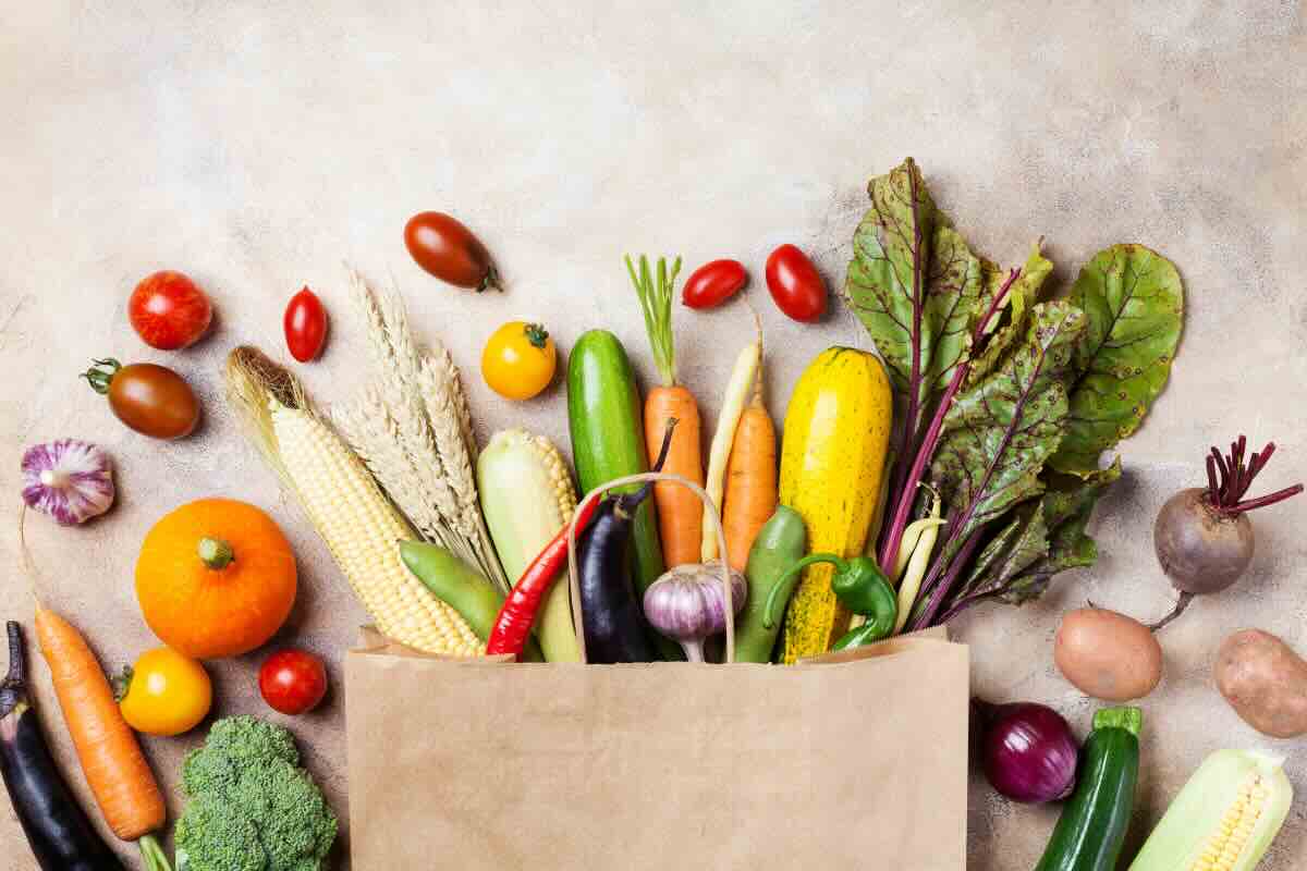 busta della spesa piena di verdure e ortaggi